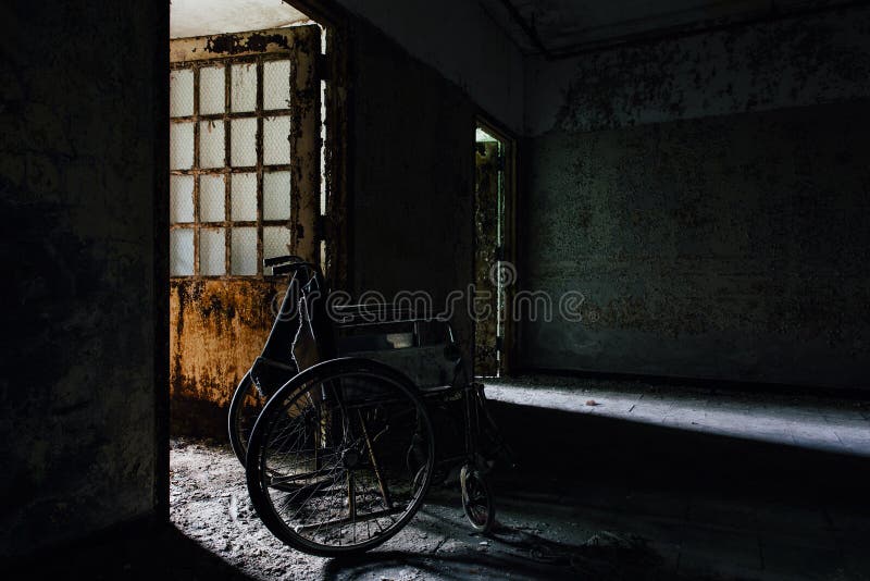 Sedia a rotelle d'annata nel corridoio - ospedale/sanitario abbandonati - New York immagine stock Sedia a rotelle d'annata nel corridoio - ospedale/sanitario abbandonati - New York immagine stock