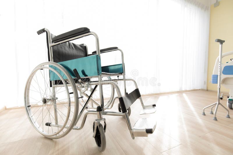 Sedia a rotelle nella stanza di ospedale, concetto per la sanità di fotografia stock libera da diritti Sedia a rotelle nella stanza di ospedale, concetto per la sanità di fotografia stock libera da diritti