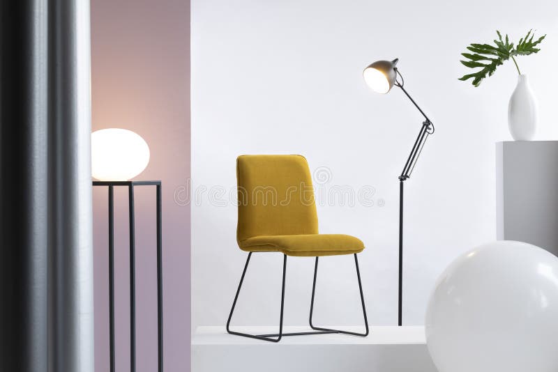 Sedia sulla piattaforma bianca nell'interno astratto alla moda fotografie stock libere da diritti