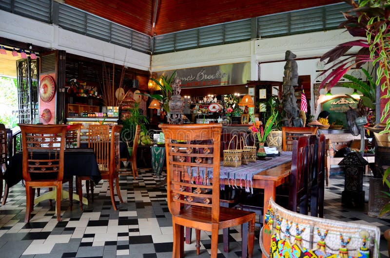 Sedie delle Tabelle e ristorante interno tribale etnico Kuching Sarawak Malesia del caffè di Brooke fotografia stock Sedie delle Tabelle e ristorante interno tribale etnico Kuching Sarawak Malesia del caffè di Brooke fotografia stock