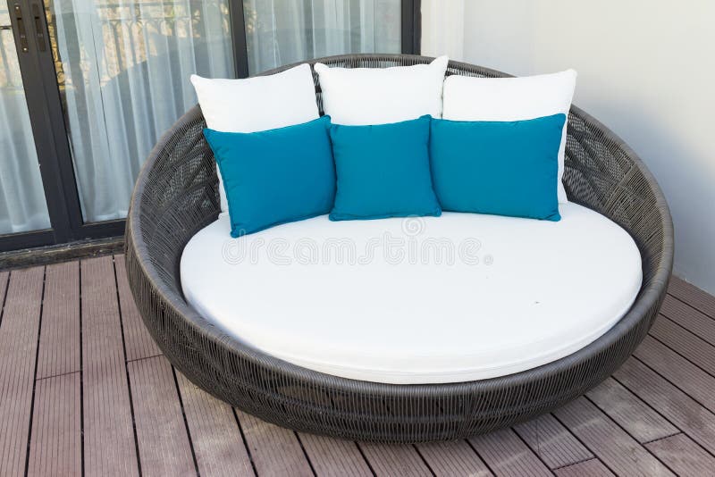 Sedie di rilassamento del rattan con i cuscini nel balcone dell'hotel fotografie stock Sedie di rilassamento del rattan con i cuscini nel balcone dell'hotel fotografie stock