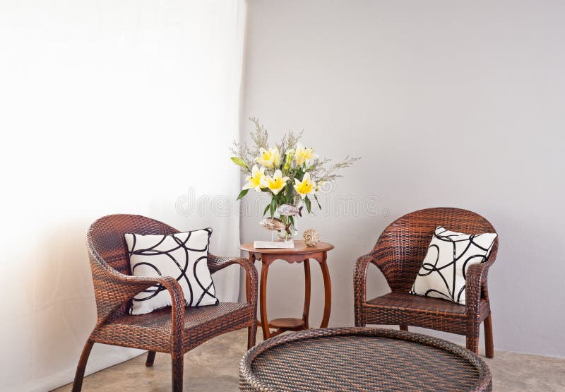 Sedie e tavola del rattan di Brown fotografia stock libera da diritti