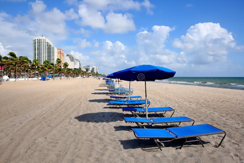 Sedie ed ombrelli di salotto sulla spiaggia del Fort Lauderdale immagini stock Sedie ed ombrelli di salotto sulla spiaggia del Fort Lauderdale immagini stock