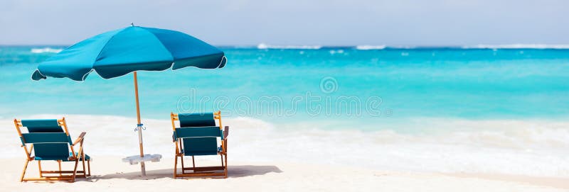 Sedie ed ombrello sulla spiaggia tropicale immagini stock libere da diritti Sedie ed ombrello sulla spiaggia tropicale immagini stock libere da diritti