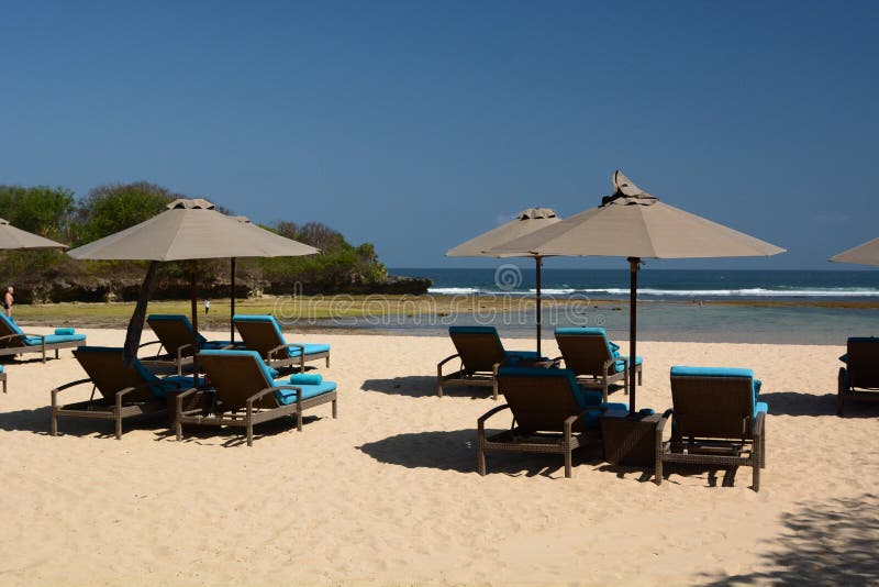 Sedie a sdraio ed ombrelli sulla spiaggia DUA di Nusa bali l'indonesia immagine stock Sedie a sdraio ed ombrelli sulla spiaggia DUA di Nusa bali l'indonesia immagine stock