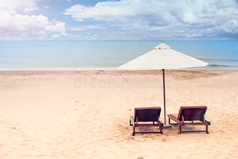 Sedie sulla spiaggia sabbiosa vicino al mare Vacanza estiva e vacat fotografie stock Sedie sulla spiaggia sabbiosa vicino al mare Vacanza estiva e vacat fotografie stock
