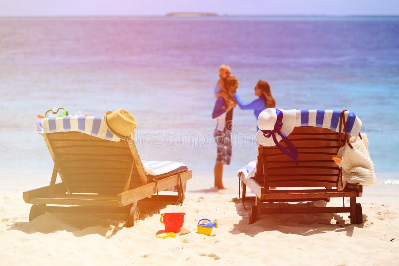 Sedie sulla spiaggia tropicale, vacanza della spiaggia della famiglia fotografia stock Sedie sulla spiaggia tropicale, vacanza della spiaggia della famiglia fotografia stock