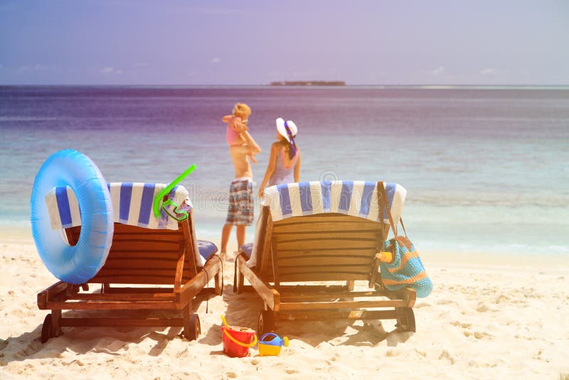 Sedie sulla spiaggia tropicale, vacanza della spiaggia della famiglia immagini stock libere da diritti Sedie sulla spiaggia tropicale, vacanza della spiaggia della famiglia immagini stock libere da diritti