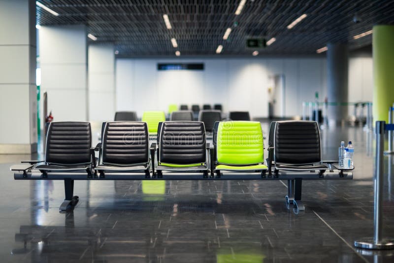 Sedie vuote nella sala di attesa all'aeroporto fotografia stock Sedie vuote nella sala di attesa all'aeroporto fotografia stock