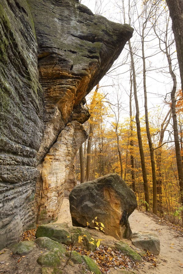 Sedimentgestein von Ritchie Ledges im Cuyahoga-Tal-Nationalpark stockbild Sedimentgestein von Ritchie Ledges im Cuyahoga-Tal-Nationalpark stockbild