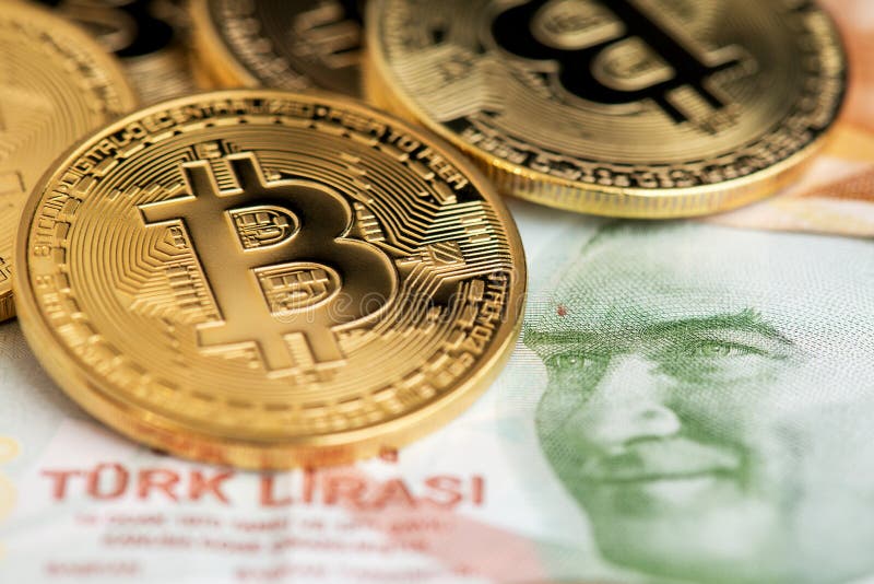 Sedlar för turkisk Lira och Bitcoin Cryptocurrency mynt royaltyfri fotografi Sedlar för turkisk Lira och Bitcoin Cryptocurrency mynt royaltyfri fotografi