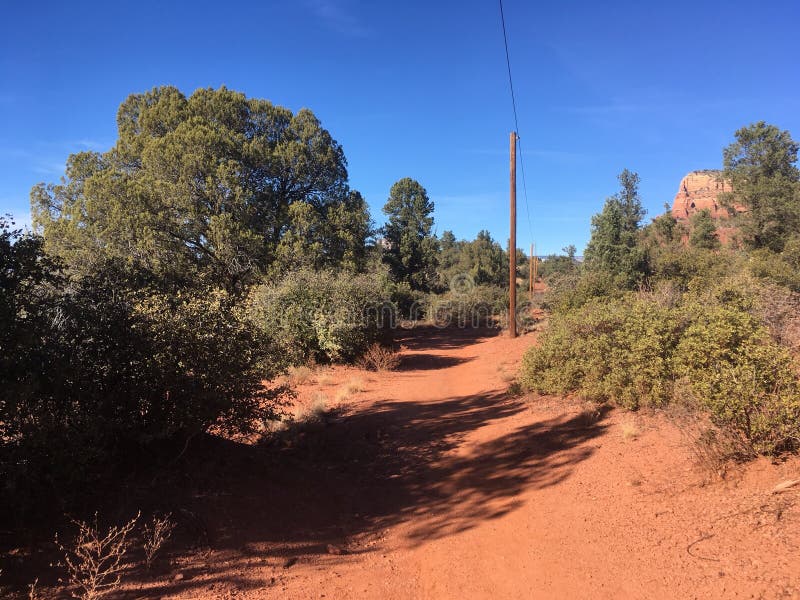 Download Sedona Rode Rots Wandelingsslepen Stock Foto - Afbeelding bestaande uit herten, stijging: 107709178