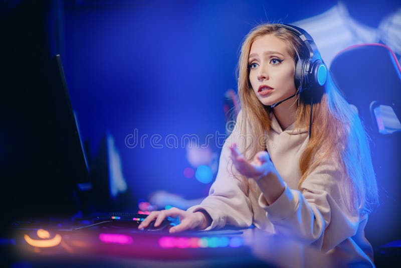 Seducente donna caucasiana che non perde il gioco giocando ai videogiochi online emozioni aggressione di computer a neon color fotografia stock libera da diritti
