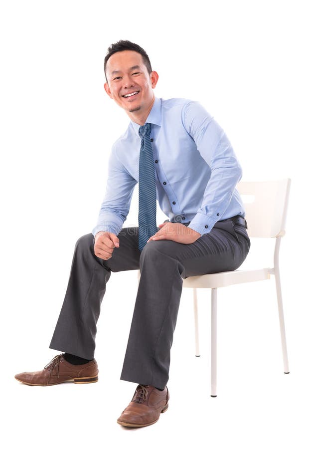 Seduta asiatica dell'uomo di affari dell'ente completo fotografia stock Seduta asiatica dell'uomo di affari dell'ente completo fotografia stock