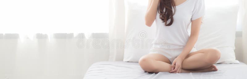 Seduta asiatica della donna del sito Web dell'insegna bella giovane mentre svegli fotografie stock libere da diritti Seduta asiatica della donna del sito Web dell'insegna bella giovane mentre svegli fotografie stock libere da diritti