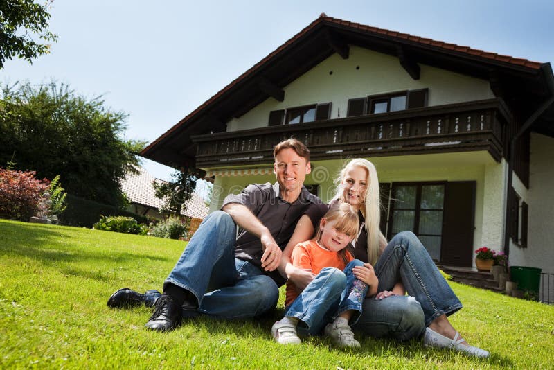 seduta fronta della casa della famiglia loro fotografia stock libera da diritti seduta fronta della casa della famiglia loro fotografia stock libera da diritti