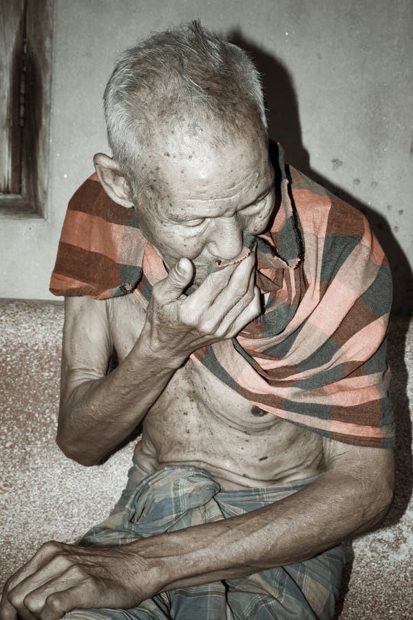 Seduta triste dell'uomo anziano da solo sulla sedia immagine stock Seduta triste dell'uomo anziano da solo sulla sedia immagine stock