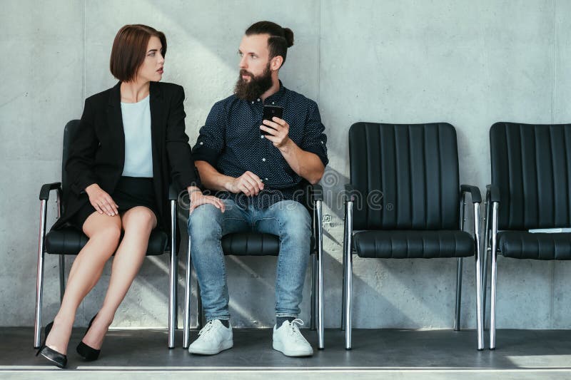 Seduzione di molestie del lavoro del ginocchio dell'uomo di tocco della donna immagine stock Seduzione di molestie del lavoro del ginocchio dell'uomo di tocco della donna immagine stock