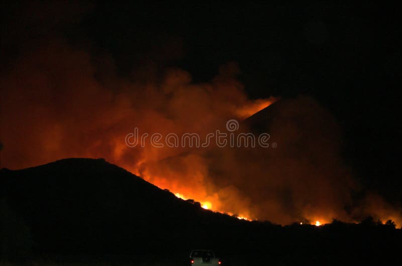 See Elsinore Feuer, Ortega-Berge lizenzfreie stockfotos See Elsinore Feuer, Ortega-Berge lizenzfreie stockfotos