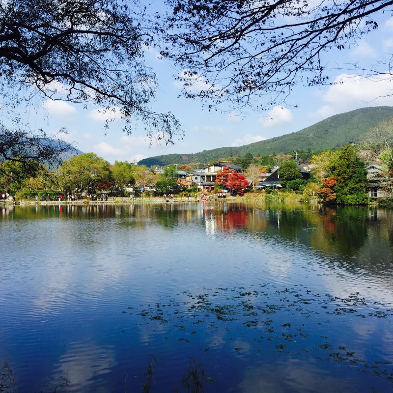 See-Kinrin-Knock out in Yufuin Japan mit Autumn Leaves stockfotos See-Kinrin-Knock out in Yufuin Japan mit Autumn Leaves stockfotos