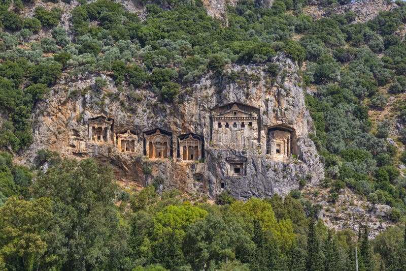 Antik Muğla-Türkiye'den biri olan Likya Kaya Mezarlarını görün.  Türkiye'nin antik mimari harikalarından biri olan Likya Kaya Mezarları'na bakan kayalıklara oyulmuş Stok Resim