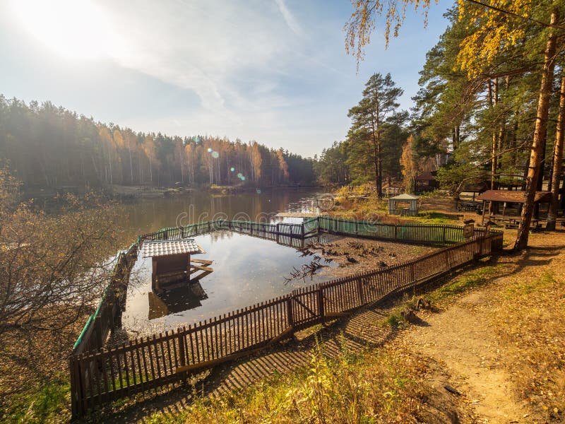 See mit einem Stift für Enten, umgeben durch Herbstwald stockbild See mit einem Stift für Enten, umgeben durch Herbstwald stockbild