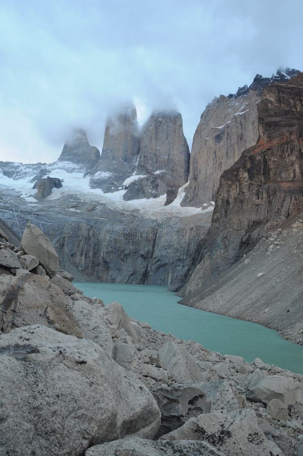 See und erstaunliche Torres-Berge im Patagonia Nationalpark Torres Del Paine, Patagonia, Chile die Gebirgslandschaft darunter lizenzfreie stockfotos See und erstaunliche Torres-Berge im Patagonia Nationalpark Torres Del Paine, Patagonia, Chile die Gebirgslandschaft darunter lizenzfreie stockfotos