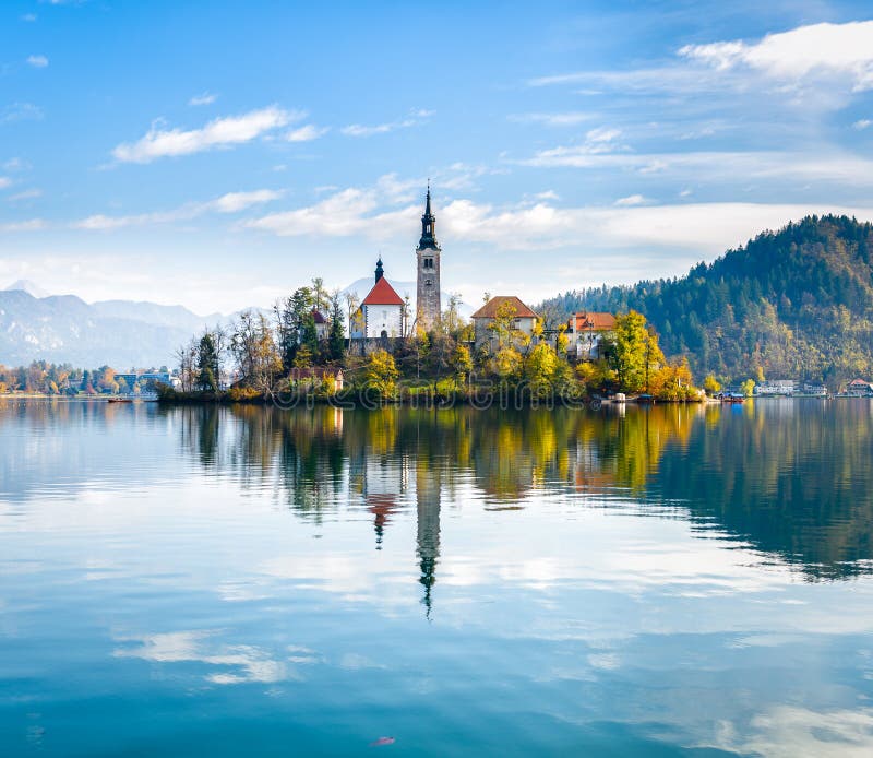 See verlaufen Schöner Gebirgssee mit kleinem Pilgrimag lizenzfreie stockbilder See verlaufen Schöner Gebirgssee mit kleinem Pilgrimag lizenzfreie stockbilder