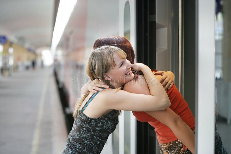 Dos hermanas proverbios adiós sobre el vias ferreas estación.