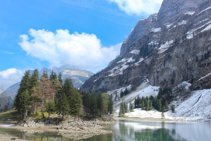 Seealpsee jezioro i Santis góra, Szwajcaria zdjęcie stock Seealpsee jezioro i Santis góra, Szwajcaria zdjęcie stock