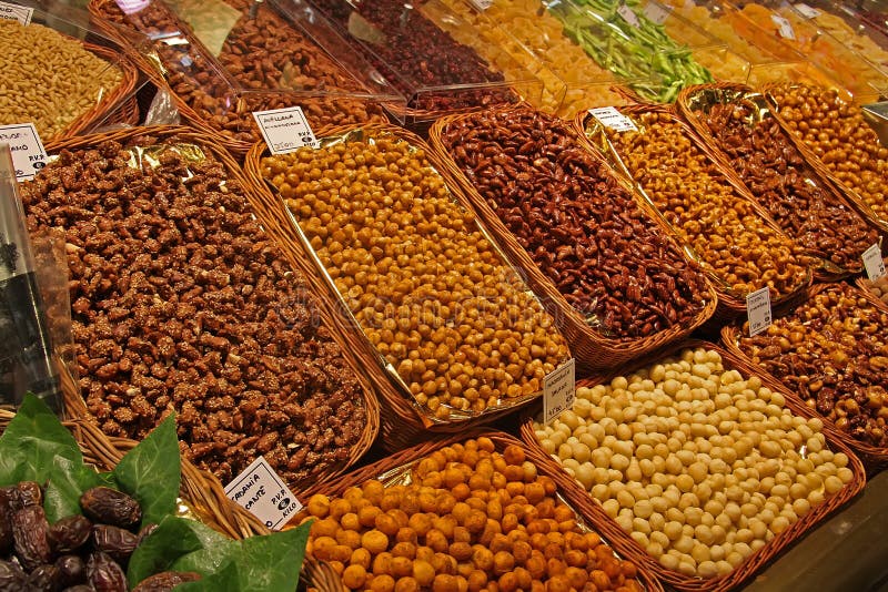 Rôznych semien a sušeného ovocia na trhu kút.