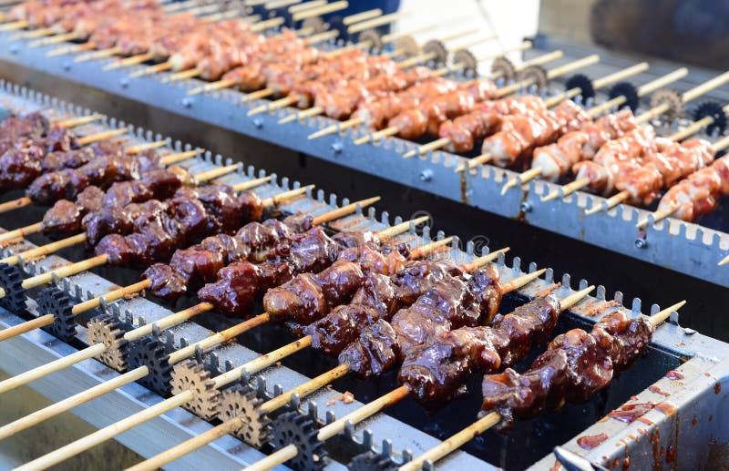 Seekh-kabab, das vorbereitet wird stockfotos