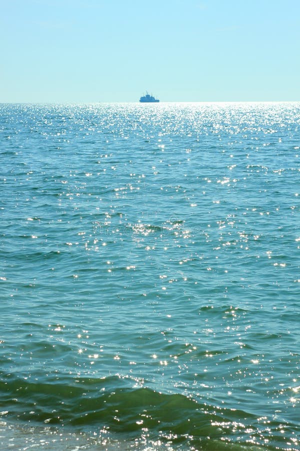 Seereisen Schöner Blick auf die Wellen bei sonniger Hitze Sonnenbrille auf dem Wasser Schiffe segeln am Horizont stockbilder Seereisen Schöner Blick auf die Wellen bei sonniger Hitze Sonnenbrille auf dem Wasser Schiffe segeln am Horizont stockbilder
