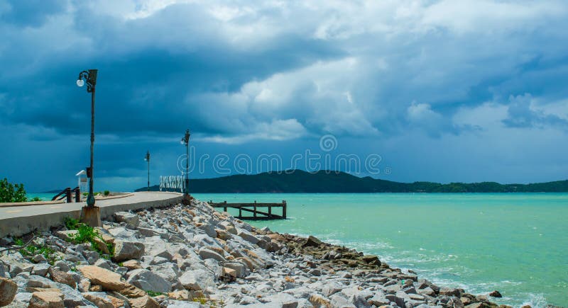 Seestrandgehweg und schöner dunkler Wolkenhintergrund bei Khao Lam Ya, Rayong, Thailand lizenzfreie stockfotos Seestrandgehweg und schöner dunkler Wolkenhintergrund bei Khao Lam Ya, Rayong, Thailand lizenzfreie stockfotos