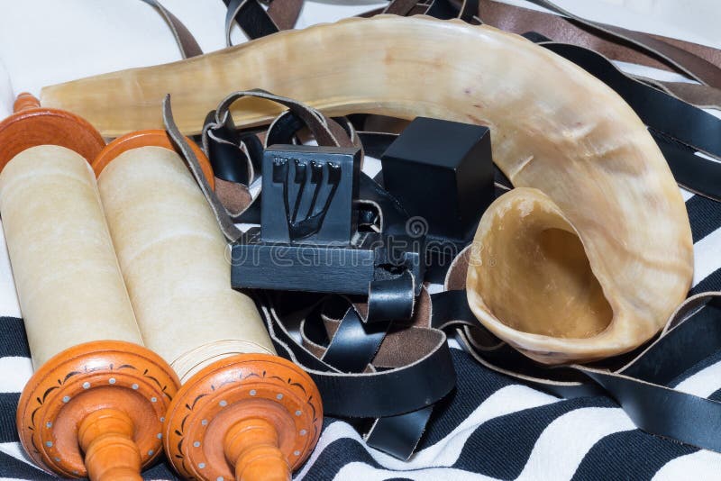 Sefer Torah (bibel), med tefillin med shofaren arkivbild Sefer Torah (bibel), med tefillin med shofaren arkivbild