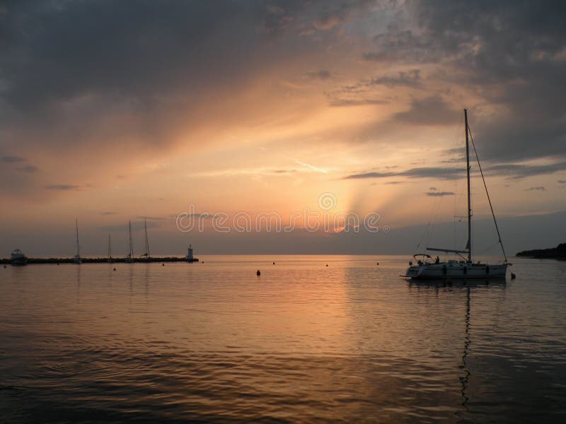 Segelboot, das auf eine ruhige Oberfläche von theAdriatic Meer, Kroatien, Europa schwimmt Sonnenuntergang und der ruhige See mit stockfoto Segelboot, das auf eine ruhige Oberfläche von theAdriatic Meer, Kroatien, Europa schwimmt Sonnenuntergang und der ruhige See mit stockfoto