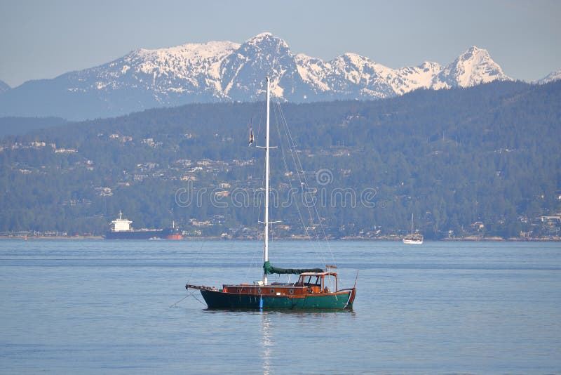 9 Segelboot Und Schnee Mit Einer Kappe Bedeckte Berge Fotos Kostenlose Und Royalty Free Stock Fotos Von Dreamstime