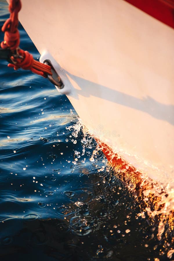 Segelbootbogenausschnitt durch das Wasser, Vorwärts, Segel und Seeseil yacht Detail Segelsport, Marinehintergrund