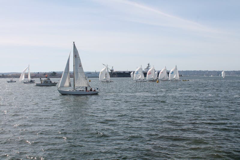 Segelboote auf der Bucht lizenzfreie stockbilder Segelboote auf der Bucht lizenzfreie stockbilder