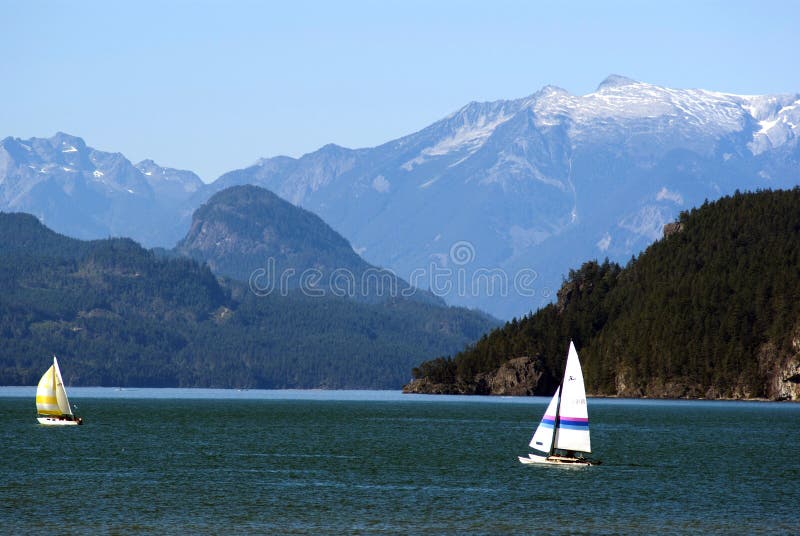 Segelboote auf Hufeisenbucht nahe Zypresse-Berg mit stockbilder Segelboote auf Hufeisenbucht nahe Zypresse-Berg mit stockbilder