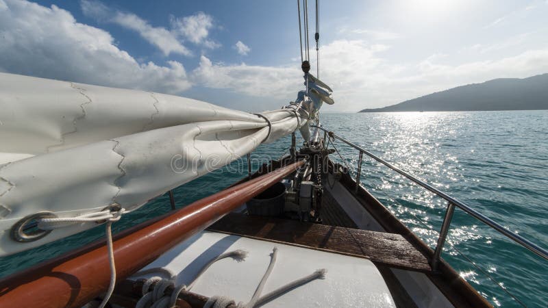 Segelbåt i winden royaltyfri foto Segelbåt i winden royaltyfri foto