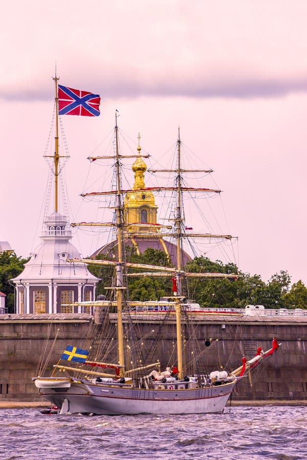 Segelbåt mot en bakgrund av Peter och Paul Fortress, St-Pe royaltyfria bilder Segelbåt mot en bakgrund av Peter och Paul Fortress, St-Pe royaltyfria bilder