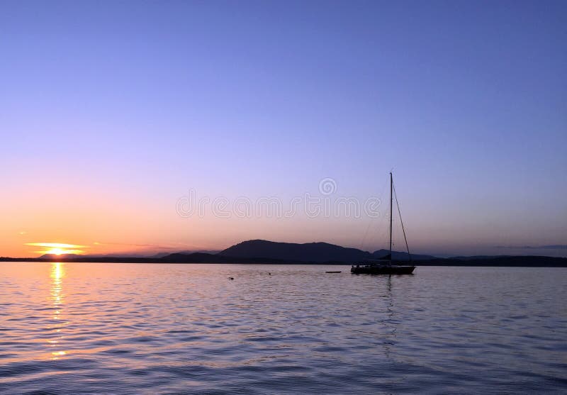 Segelbåt på solnedgången på Sidney Spit, av kusten av den Vancouver ön, F. KR. arkivbilder Segelbåt på solnedgången på Sidney Spit, av kusten av den Vancouver ön, F. KR. arkivbilder