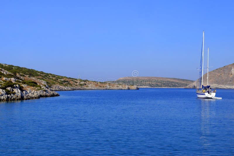 Segelbåtsegling i det Aegean arkivfoto Segelbåtsegling i det Aegean arkivfoto
