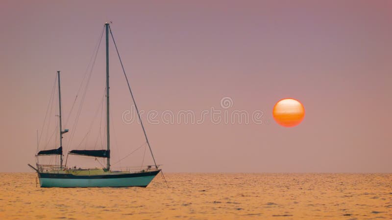 Segeljacht in der Bucht Tropischer Sonnenuntergang