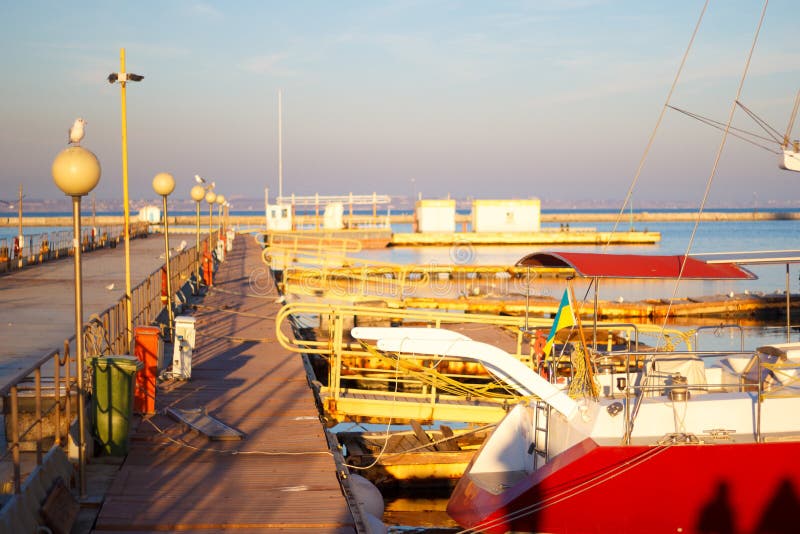 Segeljacht- und Vergnügungsdampferstand festgemacht im Hafen Selektiver Fokus lizenzfreie stockfotos Segeljacht- und Vergnügungsdampferstand festgemacht im Hafen Selektiver Fokus lizenzfreie stockfotos