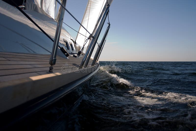 Segeln stockbild. Bild von segeln, kalt, wellen, kreuzen 5378769