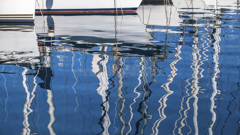 segeln Reflexion von Yachtmasten im Wasser des Hafens lizenzfreies stockfoto segeln Reflexion von Yachtmasten im Wasser des Hafens lizenzfreies stockfoto