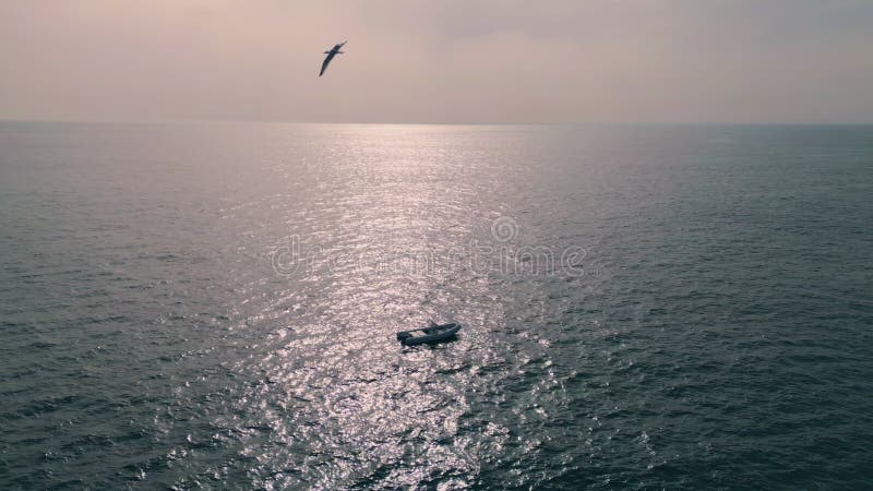 Segelschiff mit Aussicht. Schiff, das im Sommer auf ruhiger Oberfläche des Rippelmeers schwimmt