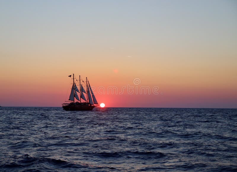 Segelschiff, welches die Sonne fängt lizenzfreie stockfotos Segelschiff, welches die Sonne fängt lizenzfreie stockfotos